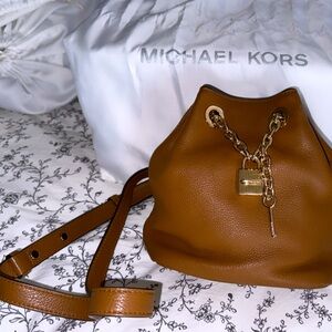Michael Kors Michael Michael Kors  HADLEY MEDIUM DRAWSTRING MESSENGER BROWN